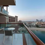 Deluxe Waterfront Unit In Heart Of Dubai Palm Jumeirah