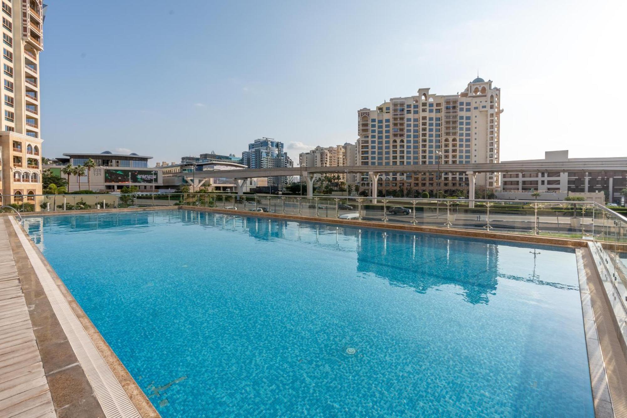 Deluxe Waterfront Unit In Heart Of Palm Jumeirah * Dubai