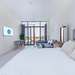 Deluxe Waterfront Unit In Heart Of Dubai Palm Jumeirah