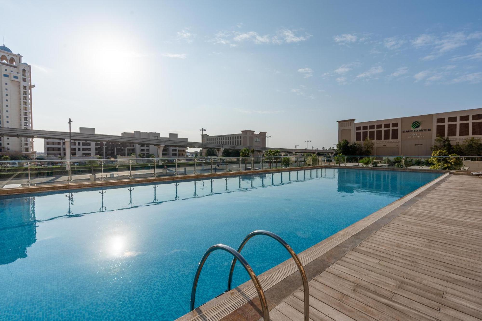 Deluxe Waterfront Unit In Heart Of Palm Jumeirah * Dubai