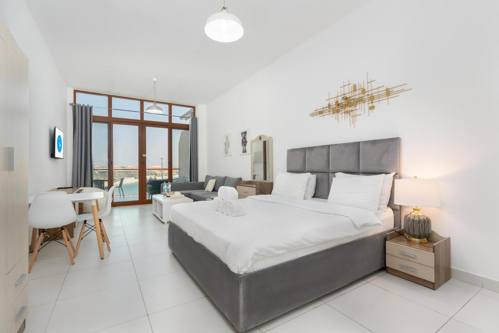 Deluxe Waterfront Unit In Heart Of Palm Jumeirah Apartment Dubai